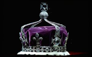 Drottning Elizabeths krona och fragment av Koh-i-Noor infattade.