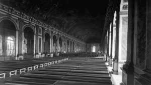 I spegelsalen och i väntan på delegaterna under fredskonferensen i Versailles 1919.
