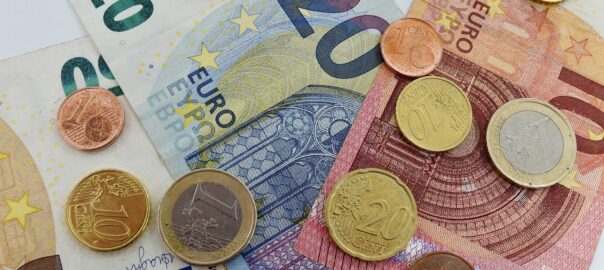 eurosedlar och -mynt i olika valörer