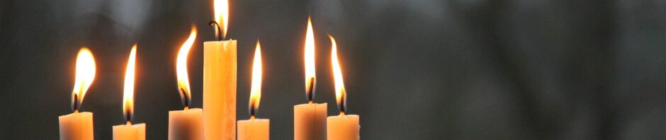 Luciakrona med levande ljus