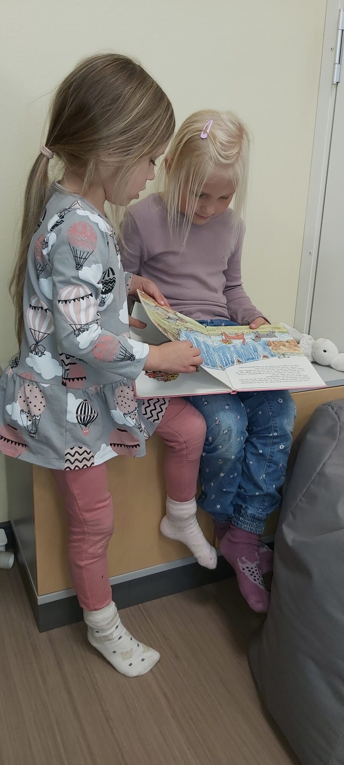 Två barn som läser.
